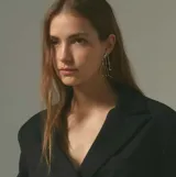 Aros colgantes con diseño orgánico inspirado en formas de coral, elaborados en metal con baño de plata y pernos de plata 925.