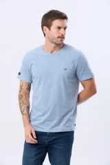 Remera lisa de manga corta y cuello redondo, color gris oscuro, de calce cómodo con pequeño logo bordado en el pecho.