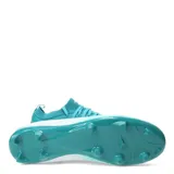 Championes de fútbol Umbro Vibe HG para hombre, diseñados para césped natural. Presentan una capellada sintética de alta resistencia en color negro con detalles degradados en gris y suela con tapones estratégicos para mayor tracción.