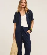 Pantalón pijama de malla orly color azul marino, con cintura elástica, lazo ajustable y bolsillos cargo laterales.