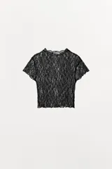 Top crop semitransparente de encaje negro, con cuello redondo y manga corta.