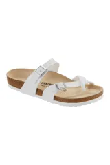 Sandalias Birkenstock modelo Mayari, color blanco, con dos correas ajustables con hebilla metálica.