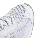 Championes adidas Megaride O1 de diseño técnico, color blanco con detalles en gris plateado. Presentan una estructura de malla transpirable, refuerzos sintéticos y una suela distintiva con tecnología de amortiguación visible en el talón.