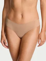 Bombacha tipo colaless de tiro bajo, color beige, confeccionada en microfibra suave y sin costuras con acabado invisible bajo la ropa.