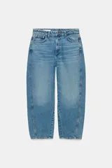 Jeans de tiro medio con diseño de volumen crop y perneras curvas. Presenta cinco bolsillos, cierre frontal con cremallera y botón metálico.