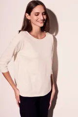 Remera oversize de algodón color blanco hueso, con cuello redondo y mangas 3/4.