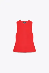 Top entallado rojo sin mangas, con cuello redondo y cierre frontal con cremallera oculta.