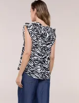 Blusa holgada de viscosa liviana con estampado animal print tipo leopardo, escote en V y mangas casquillo con volados en los hombros.