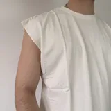 Musculosa verde militar con corte oversize, cuello redondo y sisas amplias.