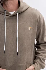 Buzo con capucha tipo canguro confeccionado en tela de corduroy color marrón. Presenta cordones blancos en contraste, bolsillo frontal tipo canguro y logo bordado sutil en el pecho.