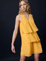 Vestido corto de gasa color amarillo, con escote en V, sin mangas y forro interno a tono.