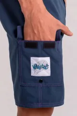 Short de baño O'Neill modelo Sideswipe, color azul petroleo con costuras y cordón ajustable en violeta. Cuenta con bolsillos laterales tipo cargo y paneles laterales en contraste.