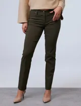 Pantalón de gabardina elastizada color beige, marca Zac & Rachel, corte slim, con pretina con pasadores, botón y cierre. Delantera con tres bolsillos y trasera con bolsillos ojal.
