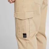 Pantalón de jogging color beige con bolsillos cargo con solapa.
