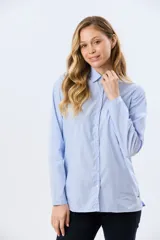 Camisa celeste rayada de corte holgado, con cuello camisero clásico y mangas largas.