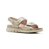 Sandalia casual de mujer con soporte de arco, confeccionada en material sintético texturizado color blanco. Presenta dos tiras ajustables con cierre de velcro y detalles metálicos dorados. La suela es de plataforma con detalles en color oro y base antideslizante.