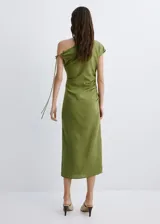 Vestido midi verde militar de corte slim, confeccionado en mezcla de lino y lyocell. Presenta diseño asimétrico de un solo hombro con manga corta y detalle de cordón ajustable, pliegues fruncidos en el lateral y tajo en el borde inferior.