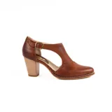 Zapato de tacón medio en cuero color marrón, con diseño de guillermina, aberturas laterales y tira con hebilla ajustable en el tobillo.