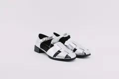 Sandalias de cuero color marrón con tiras entrecruzadas, hebilla lateral y taco cuadrado de madera.