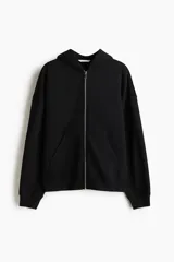 Campera negra de felpa con capucha, cierre frontal completo y bolsillos tipo canguro, de corte holgado y hombros caídos.