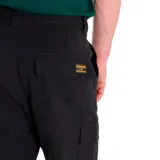 Pantalon cargo de corte recto color negro, con bolsillos laterales de parche, bolsillos cargo en los muslos y bolsillos traseros con solapa. Cuenta con cierre de cremallera y etiqueta de la marca en el bolsillo trasero.