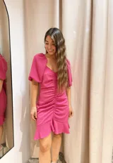 Vestido corto azul eléctrico con escote en V, mangas abullonadas 3/4, frunce central y volados en el ruedo.