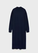 Vestido midi de punto fino color azul marino, con diseño recto y holgado. Presenta cuello perkins, manga larga con puños acanalados y aberturas laterales en el bajo.