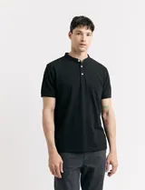 Remera blanca de algodón con cuello mao y media botonadura.