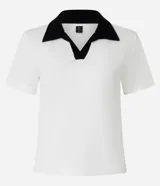 Blusa acanalada color borgoña con cuello polo contrastante en color crema, de mangas cortas y corte ajustado.