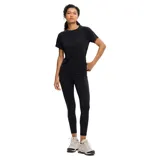 Remera deportiva de manga corta y cuello redondo, color negro, diseñada con costuras raglán y un corte cómodo y transpirable para actividad física.