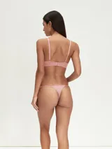 Colaless color violeta con costuras finas.