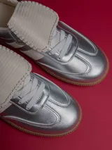 Championes plateados con detalles en blanco y suela color caramelo.