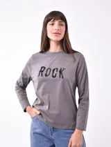 Remera de manga larga color blanco, con cuello redondo y diseño estampado en la parte frontal de hojas en color negro.