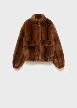 Chaqueta de efecto pelo en color marrón, de corte recto, con cuello alto, mangas largas con puños elásticos y cierre delantero con botones. Cuenta con dos bolsillos de solapa en la parte frontal.