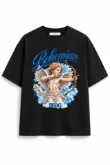 Remera negra de corte boxy en algodón pesado, con estampa frontal de un querubín estilo cupido con arco y flecha sobre fondo de nubes y el texto "Bohemian" y "BHDG".