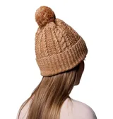 Gorro de punto tejido color marrón tostado con textura acanalada, forro micropolar interno, pompón superior y parche con el logo de la marca en el lateral.