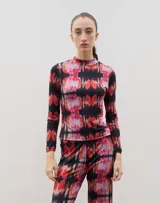 Polera de manga larga con cuello alto, confeccionada en tela sublimada con estampado abstracto en tonos rojizos, rosados y negros.