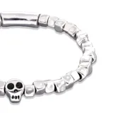 Pulsera elástica de aleación de metales bañada en plata, con cuentas cúbicas y un dije de calavera.