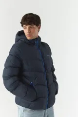 Campera puffer azul marino con cierre frontal azul eléctrico y capucha ajustable.
