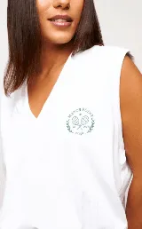 Musculosa blanca con cuello en V y logo bordado en el pecho.