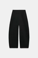 Pantalón de tiro medio con corte recto, confeccionado en tejido con mezcla de algodón. Presenta cintura con trabillas, bolsillos laterales ocultos en costura, raya planchada en el delantero y cierre frontal con cremallera, botón y ganchos metálicos.