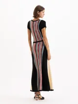 Vestido largo de punto negro con diseño jacquard multicolor en el frente y la espalda, mangas cortas y escote redondo con cordones entrecruzados.