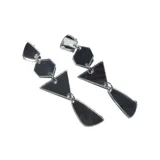 Par de aros colgantes plateados con piezas geométricas: trapecio, hexágono, triángulo y lágrima.