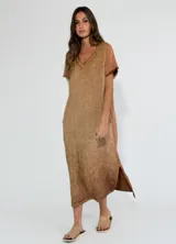 Vestido largo color amarillo, con escote en V y mangas cortas.