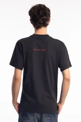 Remera negra de corte holgado con estampa frontal en color blanco con tipografía estilo gótico y una estrella central.