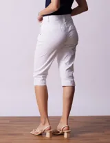 Pantalón capri de denim elastizado, color celeste.