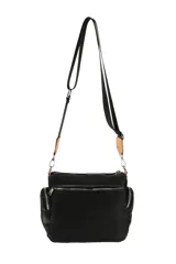 Bandolera negra con detalles en cuero sintético color camel, múltiples bolsillos con cierre y correa ajustable.