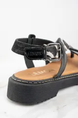 Sandalia de cuero negra con tiras combinadas en cuero liso, charol y animal print.