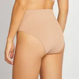 Pack de dos braguitas de corte alto y diseño sin costuras, confeccionadas en tejido acanalado de color beige.