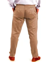 Pantalón de vestir verde oliva, de corte recto, con bolsillos laterales y traseros. Se ajusta a la cintura con cinturón de cuero marrón.